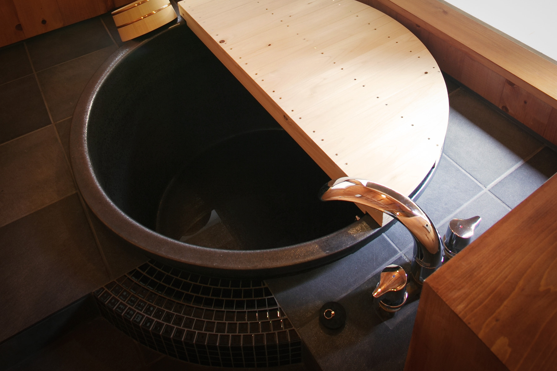 京都デザイン浴槽 庭が望め、半露天風呂の雰囲気を楽しむことができます。