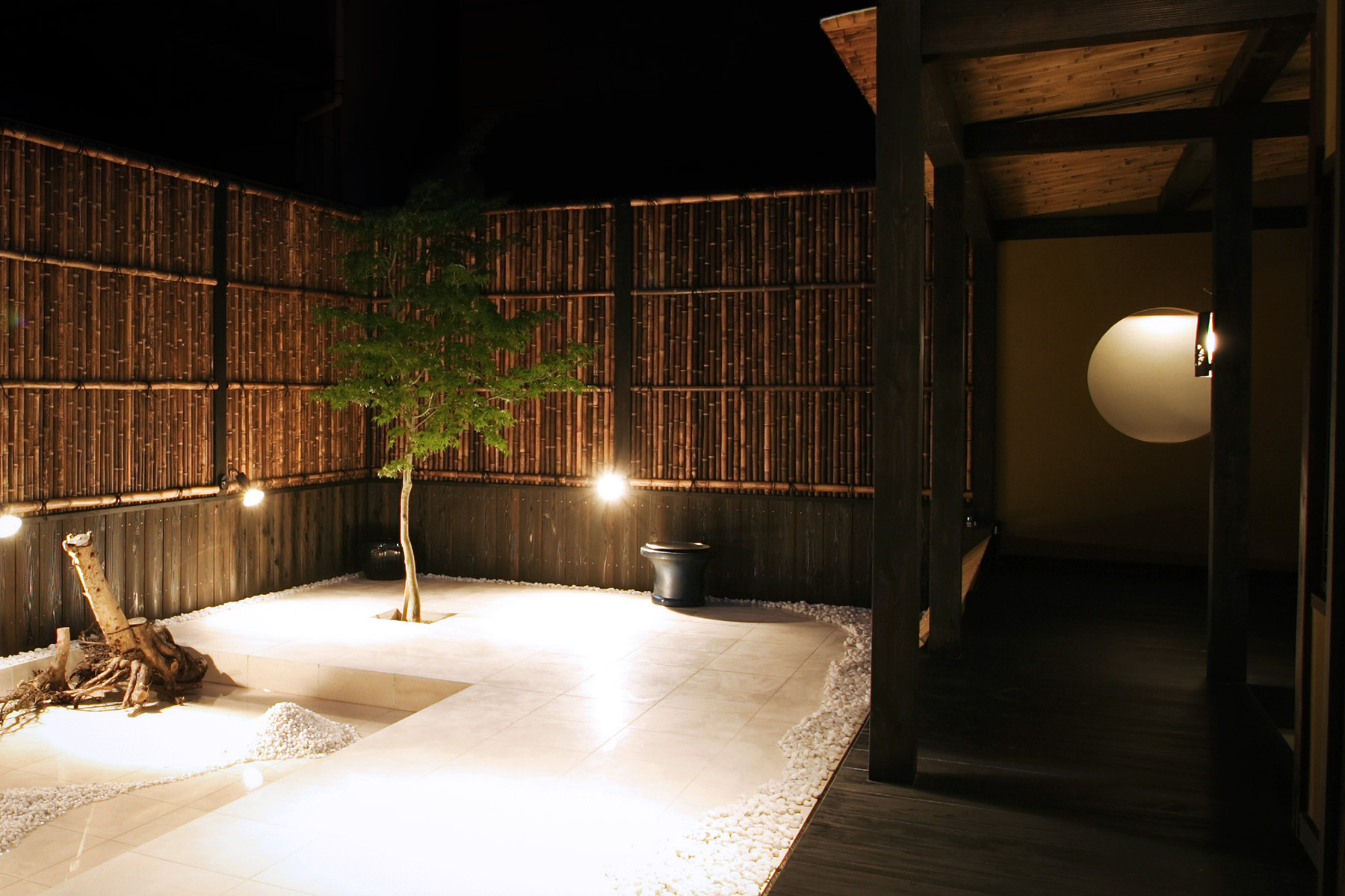 京町家の印象を大切にした中庭。土間部分をタイルで仕上げることで、モダンな印象も併せ持つデザインに。
