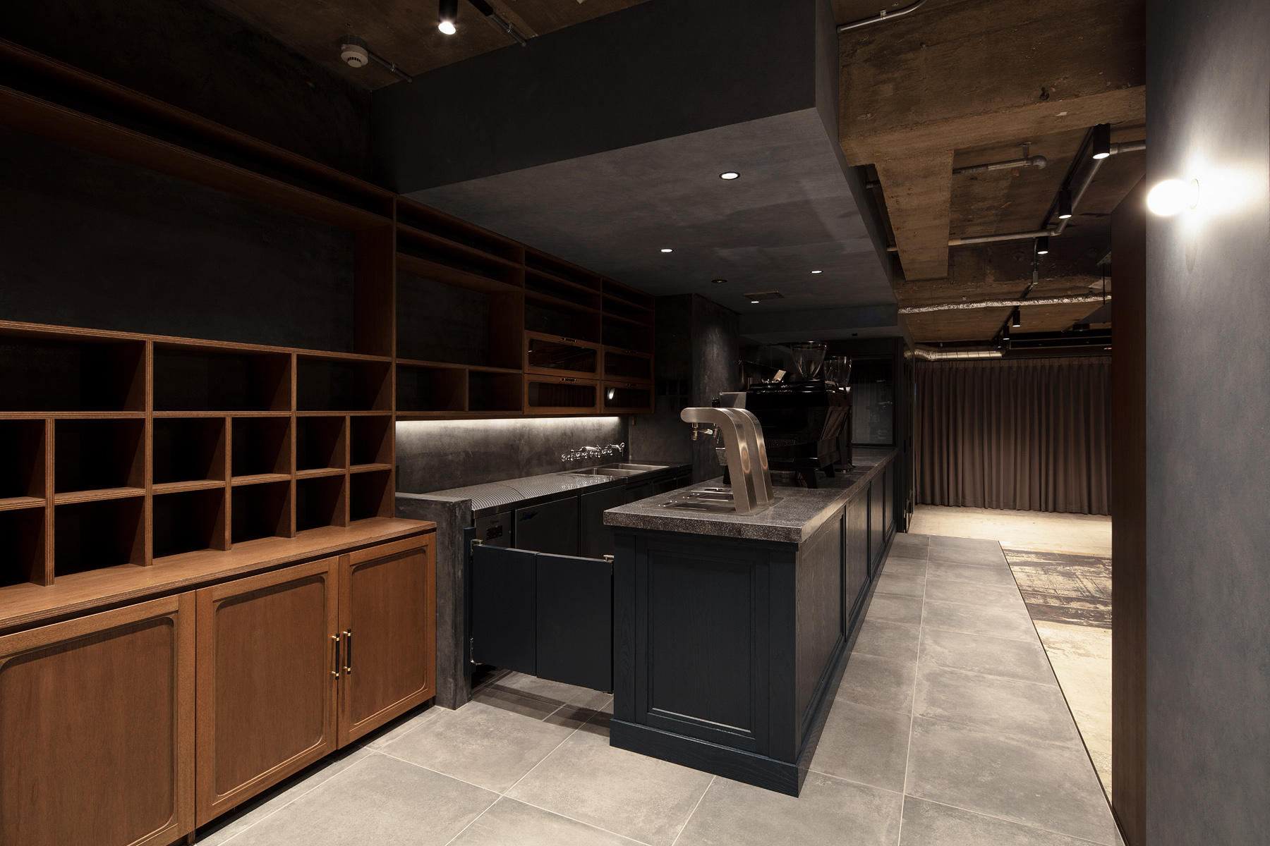 京都店舗デザイン カフェデザイン CafeDesign、コンクリート、鉄、モルタル、研ぎ出しなど、ダークで落ち着いた雰囲気のカフェ空間