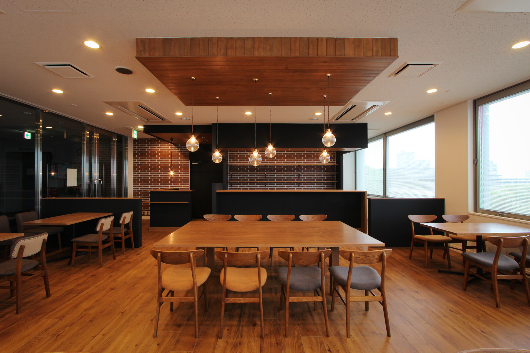 店舗デザイン カフェレストラン 無垢家具の落ち着いたカフェ空間