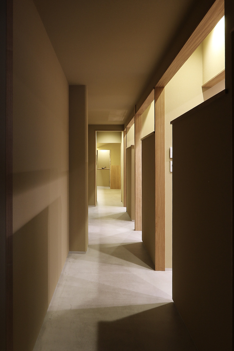 各個室と続く京都の路地の様な廊下