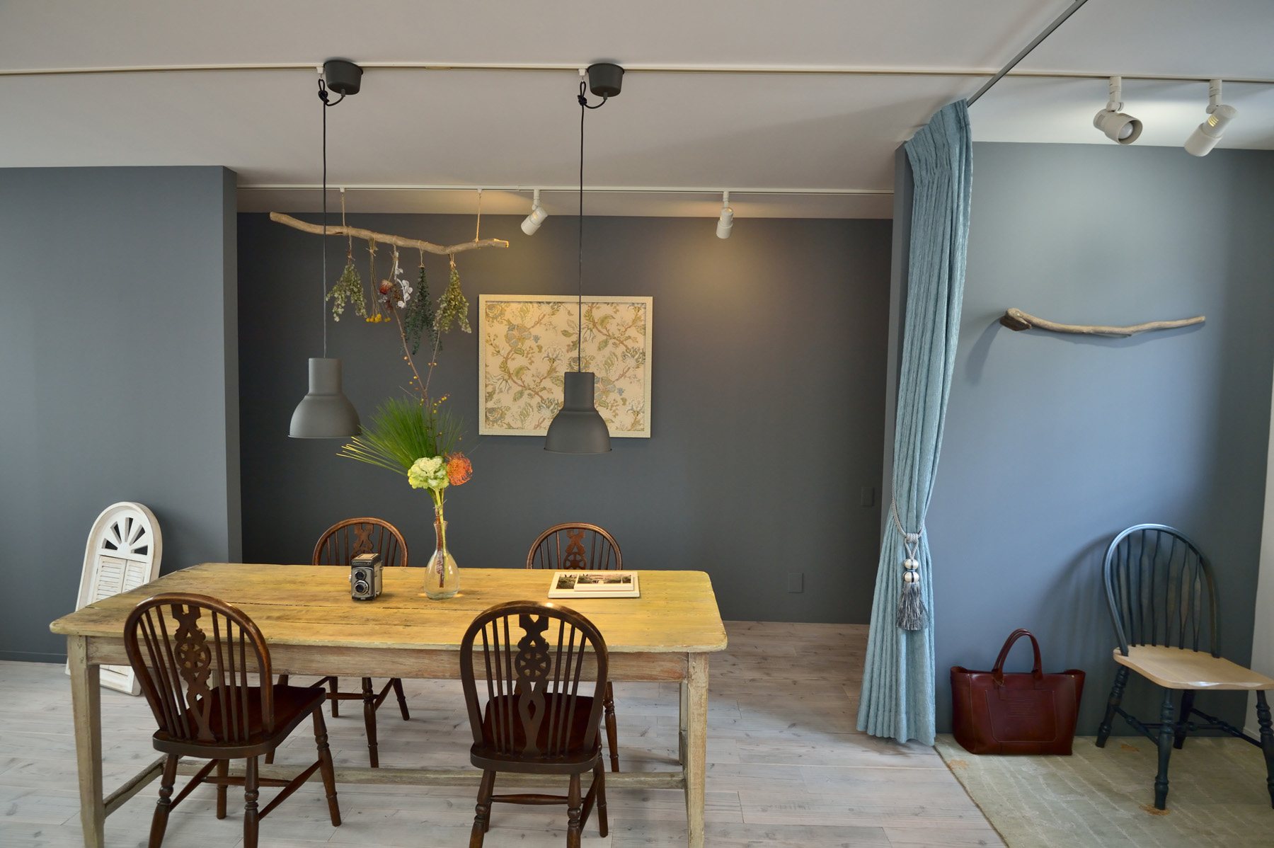 ブルーグレー塗装、足場板ホワイト塗装、フォトスタジオオフィス 店舗デザイン京都