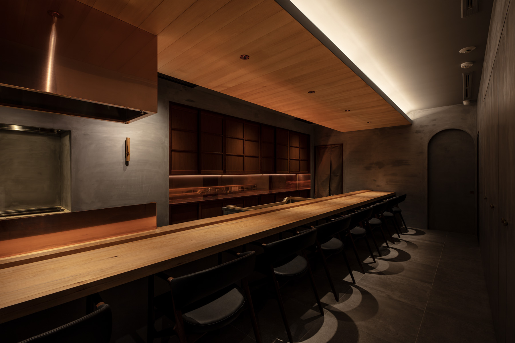 京都市東山区 近野。無垢のカウンターと銅板、漆喰壁を組み合わせた上品で落ち着いたカウンター席。