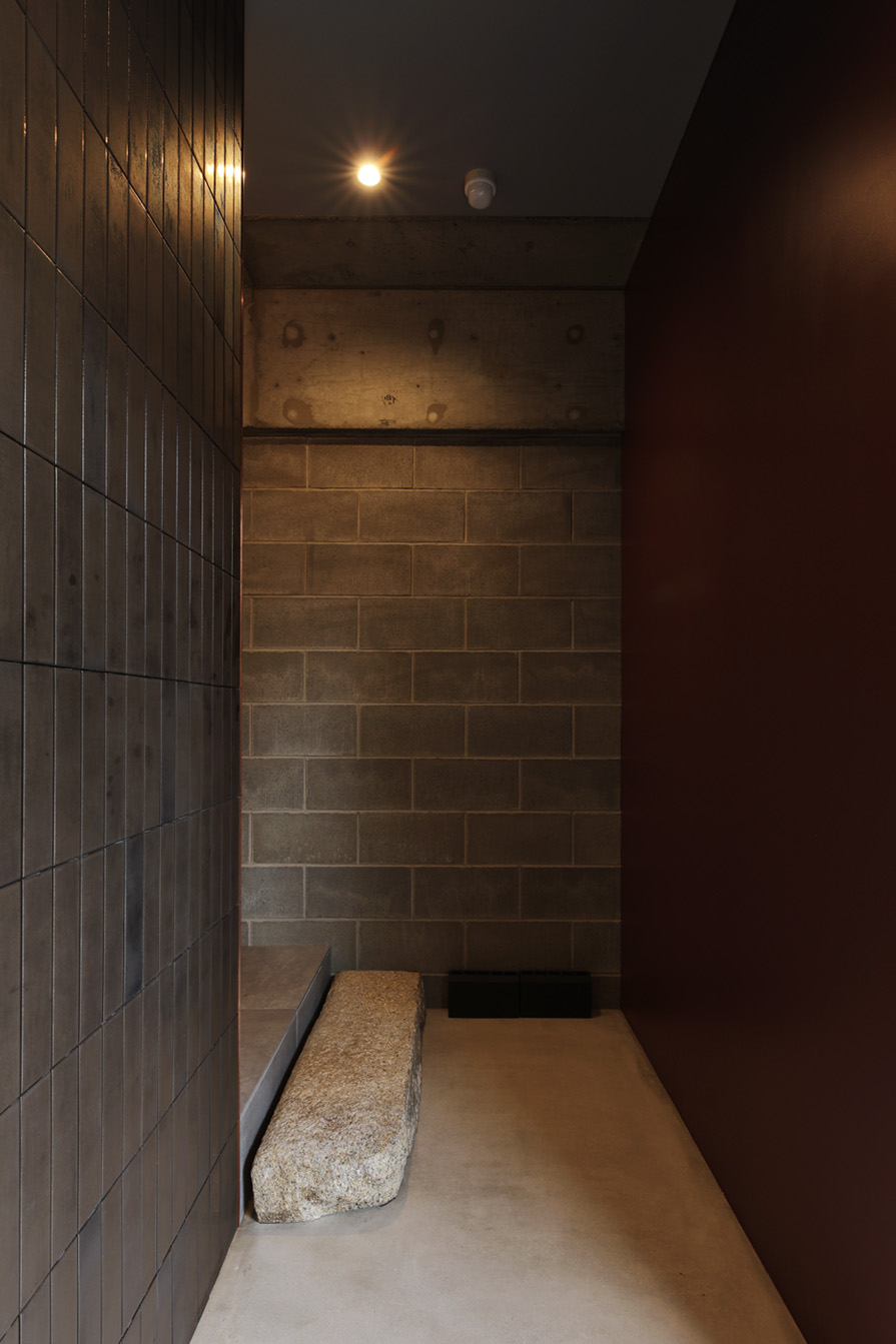 タイルや沓脱石の素材感あるエントランス