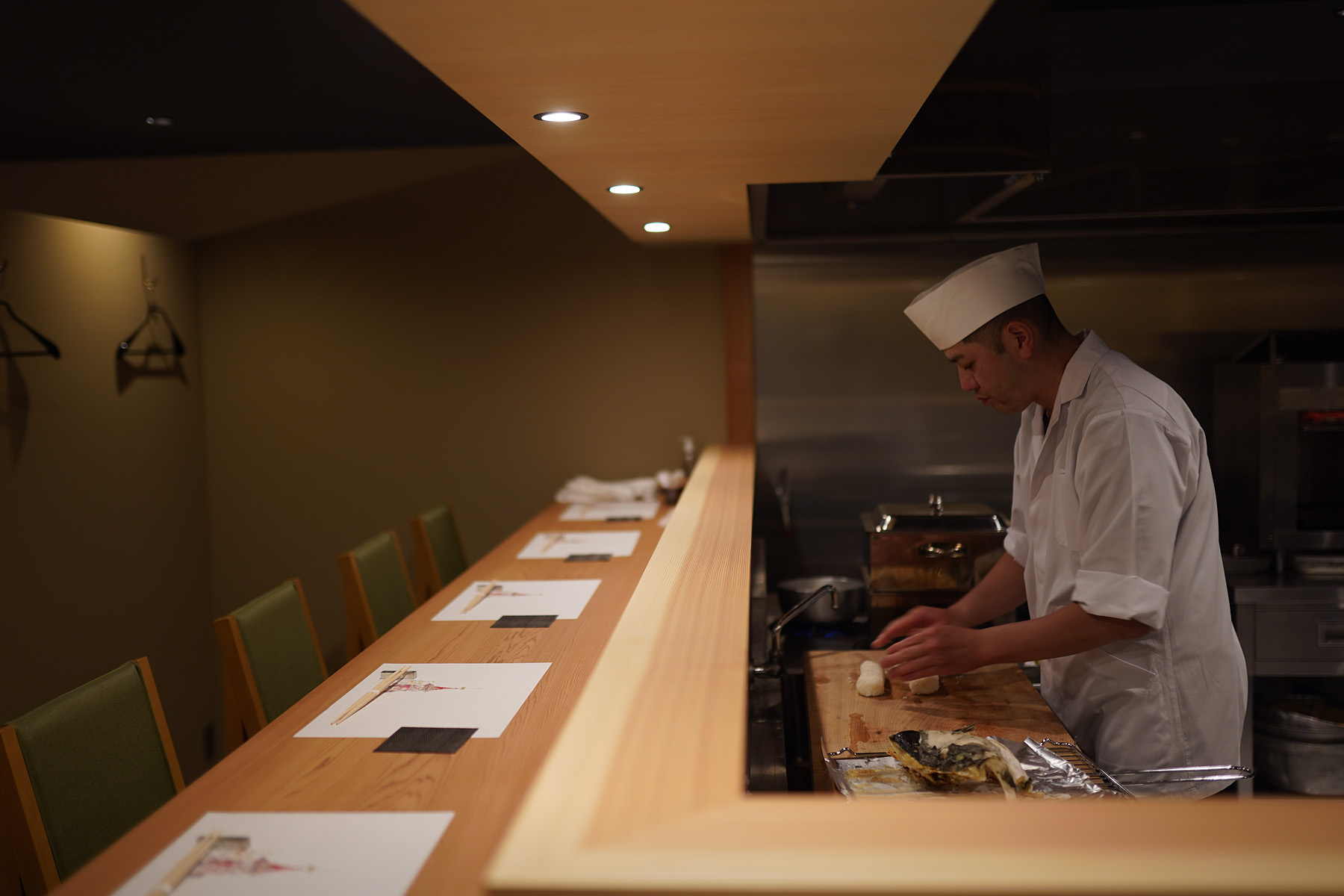 厨房をすべて見渡せるカウンター｜料理の過程も楽しめます。 店舗リノベーション 