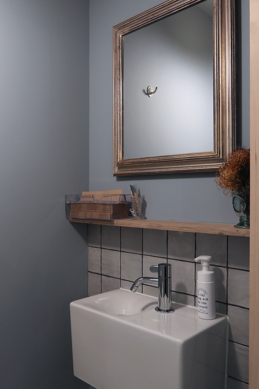 レストルーム 手洗い ブルー壁 塗装 インテリア エレガント 鏡 ミラー