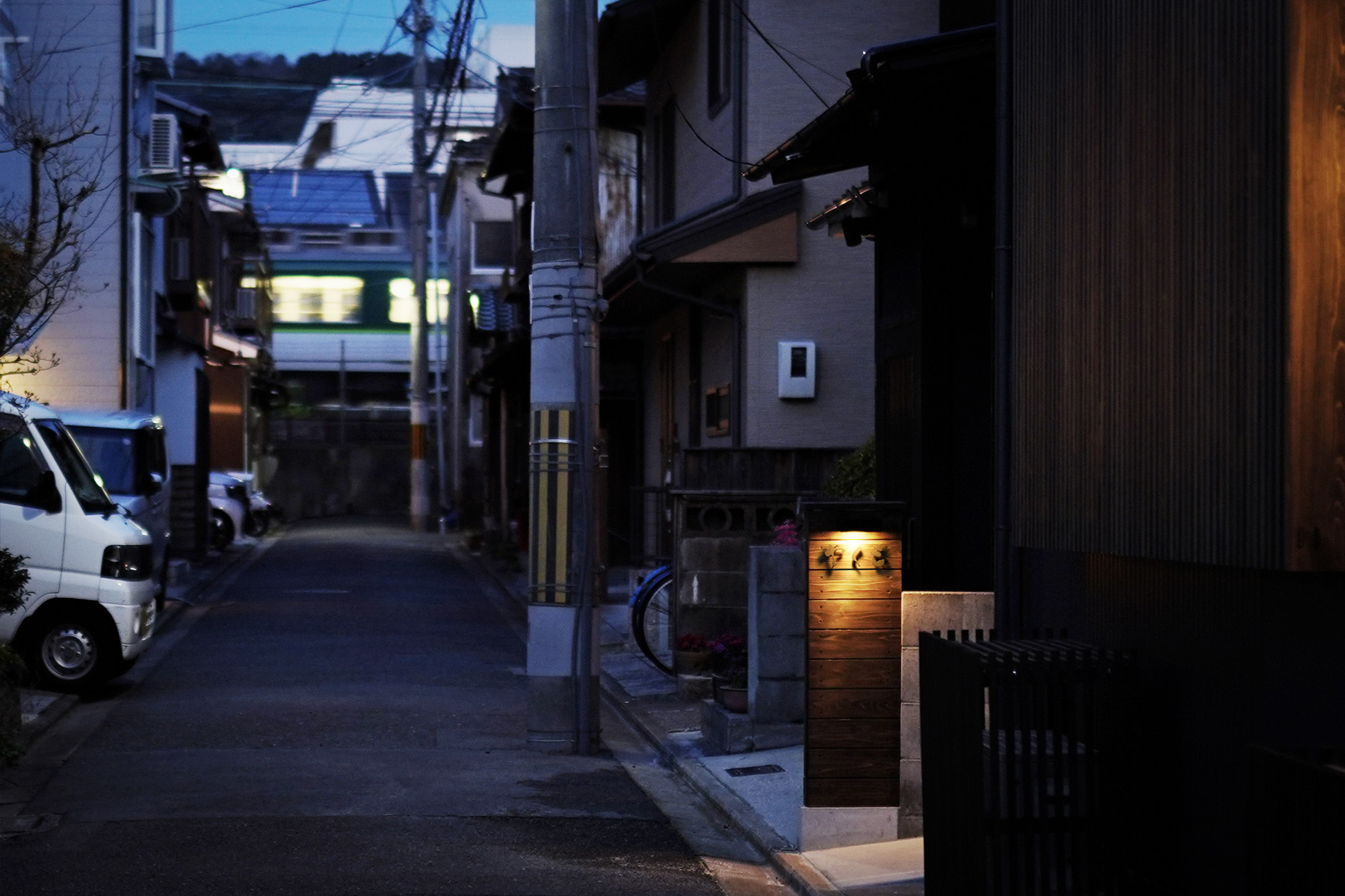 稲荷神社近く路地奥に現れる、ひっそりとした佇まいの隠れ家的なお店 居酒屋 エントランス 京都